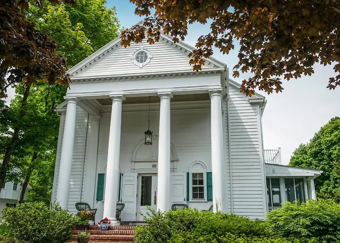 Anne'S White Columns Inn